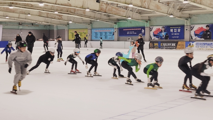 지난 19일 대구 수성아이스링크에서 대구의 쇼트트랙 꿈나무들이 훈련을 하고 있다. 사진 =이효설기자