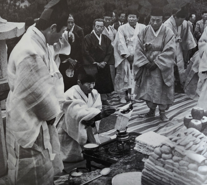 의성 김씨 문중의 후손들이 1979년 경북 안동 남선면 구미리에서 묘사(墓祀)를 올리는 모습. <홍성광 사진가 제공>