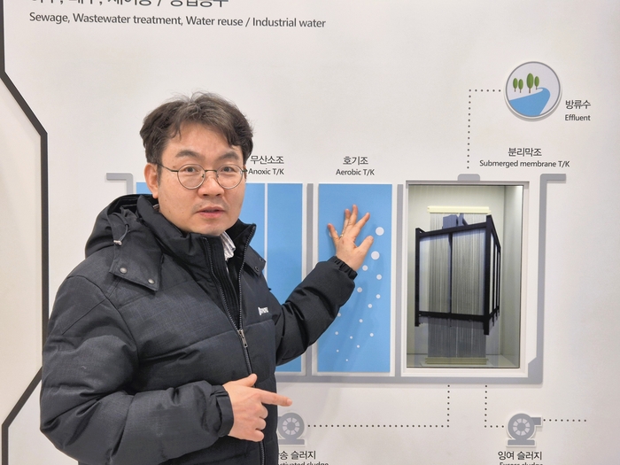 이권기 <주>시노펙스멤브레인 대표가 자사의 분리막에 대해 설명하고 있다. 이승엽기자