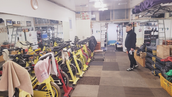 대구 북구 대구시민운동장 내 실내빙상장 인근에는 대구 빙상 선수들과 코치가 사용하는 사무실이 마련돼 있다. 노후화된 공간 한켠에 선수들이 몸을 풀기 위해 타는 낡은 사이클이 다닥다닥 붙어있다. 사진=이효설기자