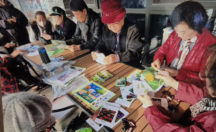 서울 도봉구 고령자복지주택 해심당 입주 어르신들이 함께 모여 그림 그리기 프로그램에 참여하고 있다. 조윤화 기자