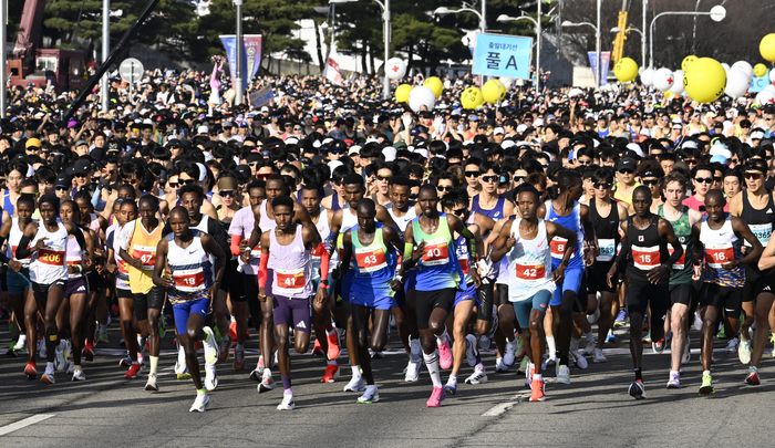22일 오전 대구 수성구 대구스타디움에서 열린 2026 대구마라톤 대회에 참가한 엘리트 선수들이 힘차게 출발하고 있다.  
이윤호기자 yoonhohi@yeongnam.com
