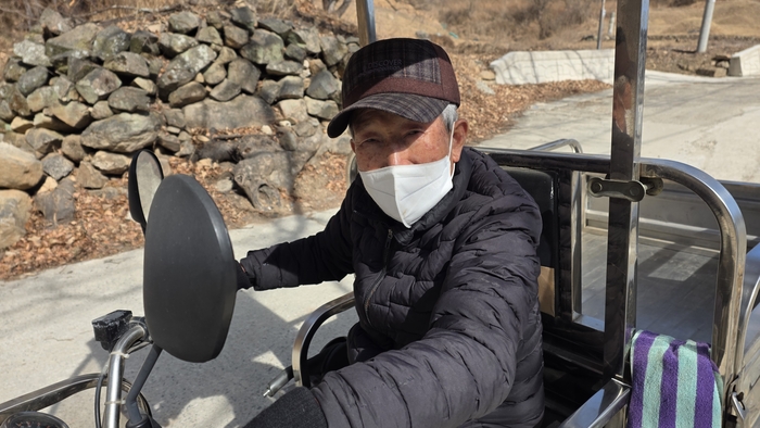 청송군 파천면 내관리 마을에 사는 김수덕 어르신. 인터뷰를 마치고 나는 이제 파크골프 치러 가야겠다며 인사를 하고 있다. <정운홍 기자>