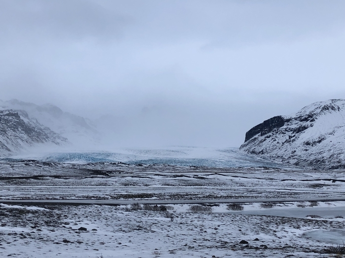눈폭풍이 오는 아이슬란드 바닷가. 자연의 위력은 인간을 외롭게도 하지만, 서로를 연결하게도 한다. 저 마굿간에 들어가는 말들처럼 당신 또한 이 밤 내내 무사하시라는 기도를 타국의 할머니에게 받자 기댈 줄만 알던 연약함이 사라지고 내 속의 진짜 힘이 솟았다. 혼자서도 꿋꿋하게, 당신처럼 강하게. <본인 촬영>