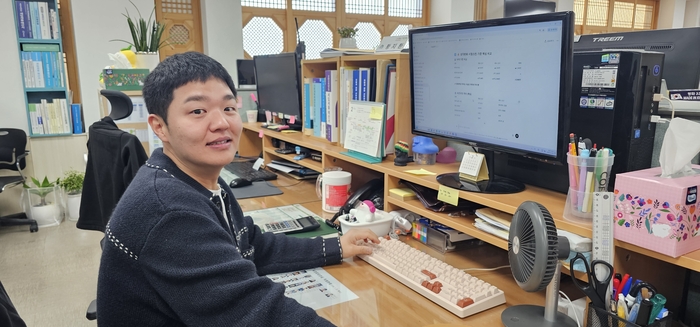 23일 성주군청 재무과 황지환 주사보가 인공지능을 활용한 세무조사를 설명하고 있다. <석현철 기자>