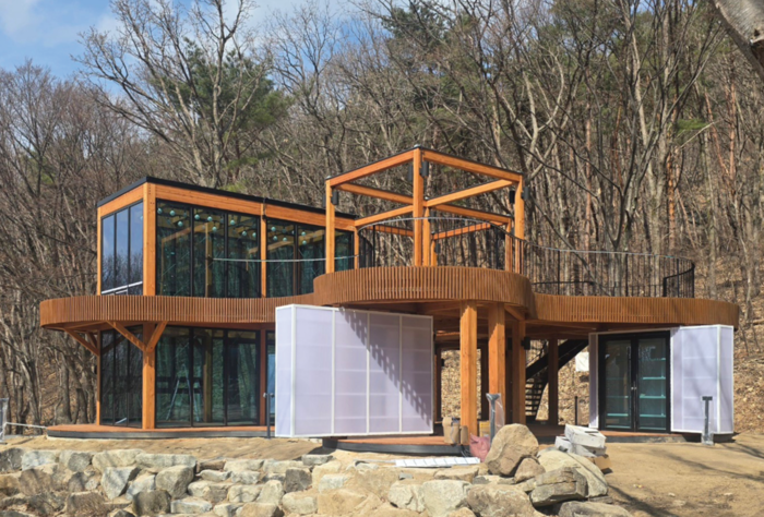 대구 비슬산자연휴양림에 위치한 비슬책방. 숲속에 있는 작은 도서관이다.