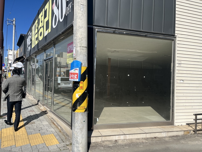 해병대 장병들과 공단 근로자들로 북적이며 포항 남구의 대표적인 불야성 중 하나로 꼽혔던 오천 서문 사거리 인근의 상권이 경기 침체 직격탄을 맞으며 빈 점포가 하나둘씩 생겨나고 있다. 김기태 기자