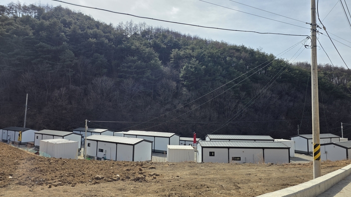 청송군 파천면 내관리 마을 입구에 조성된 이재민 임시주택단지. 인기척이 없는 주택단지는 지난해 산불의 기억이 고스란히 남아 있었다. <정운홍 기자>
