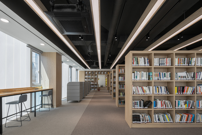 대구 서구에 위치한 뉴평리도서관 내부.