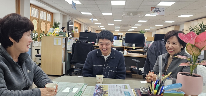 23일 황지환 주사보가(중앙)가 성주군청 재무과 황영미 과장(왼쪽), 박윤정 팀장과 함께 인공지능을 활용한 세무조사기법에 대한 이야기를 나누고 있다. <석현철 기자>