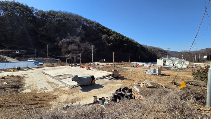 청송군 파천면 내관리 마을, 검게 탄 산불의 흔적을 걷어내고 마을 복구가 시작되고 있다. <정운홍 기자>