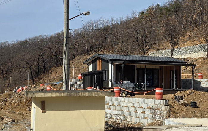 산불이 휩쓸고 간 청송군 파천면 내관리 마을에 김수덕 어르신은 새롭게 집을 지어 일상으로 돌아갔다. <정운홍 기자>