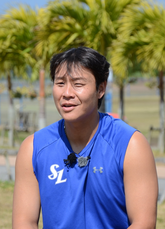 지난 21일 일본 오키나와 아카마 구장 입구 잔디밭에서 삼성 라이온즈 박세혁 선수가 올 시즌 계획에 대해 말하고 있다.<임훈기자 hoony@yeongnam.com>