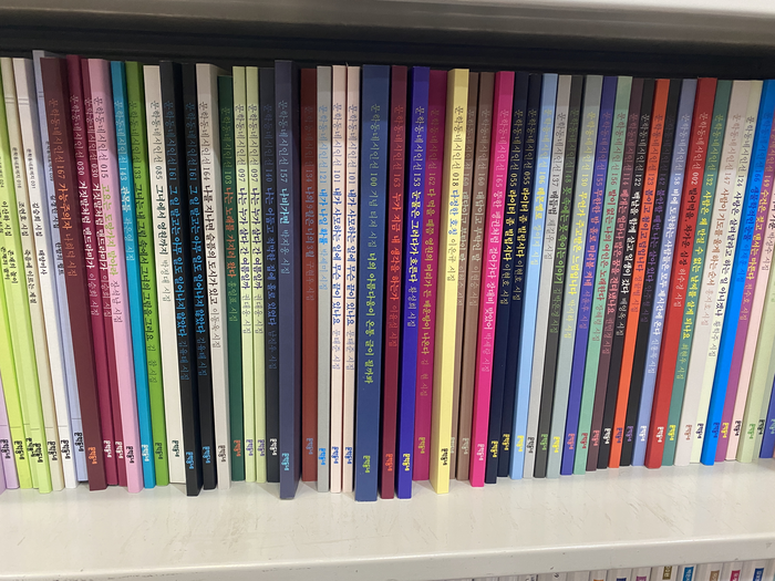 교보문고 대구점 1층에 진열된 문학동네 시인선의 시집들. 조현희기자