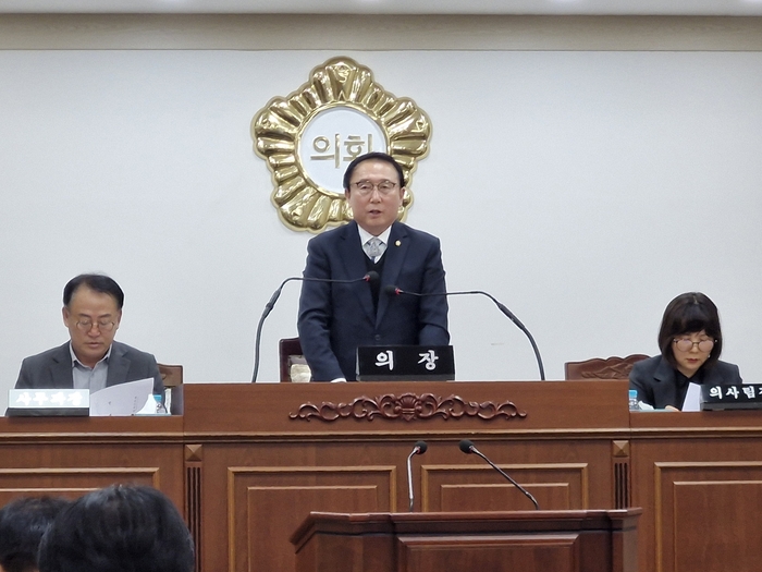 영덕군의회는 24일 오전 제320회  임시회를 열고 영덕군이 제출한 신규 원자력발전소 건설 후보 부지 유치신청 동의안을 재적 의원 7명 전원 찬성으로 가결했다. 사진은 김성호 의장이 의안 가결을 밝히는 모습(사진, 남두백 기자)