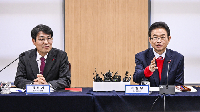 지난 달 20일 경북 안동시 경북도청에서 열린 대구·경북 행정통합 논의 관련 기자회견에서 이철우 경북도지사와 김정기 대구시장 권한대행이 향후 추진 방향에 대해 설명하고 있다. 영남일보DB
