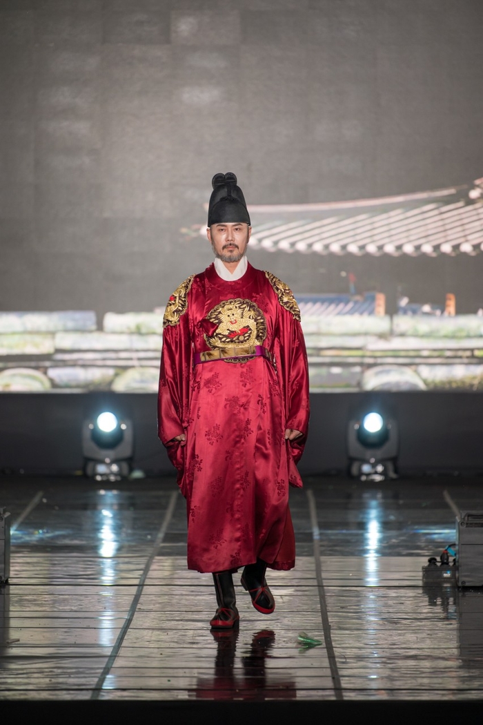 경주APEC 연계 행사로 경주 첨성대 앞에서 열린 특별무대에서 왕실 의상 차림으로 워킹하고 있는 최현국씨.  <최현국씨 제공>