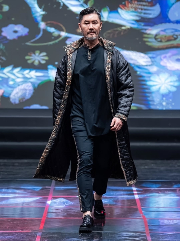 대경대 시니어모델과 최현국씨가 졸업 축하무대에서 당당하게 런웨이를 걷고 있다. <최현국씨 제공>