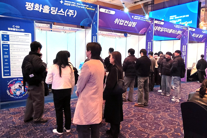 RISE UP! Career Festival에서 참여 기업 부스 앞에서 학생들이 인사담당자와 채용 상담을 진행하고 있다.<계명대 제공>