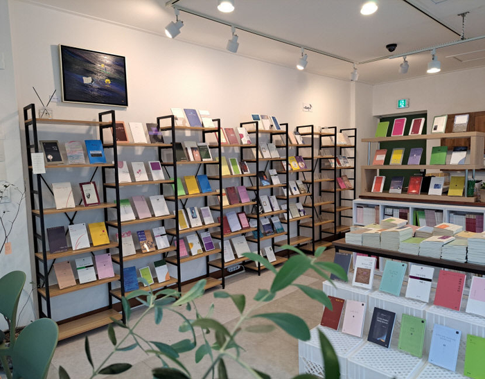 대구 남구에 위치한 시집 전문 독립서점 산아래 詩. 대구경북 시인들의 1천여권의 시집이 진열돼 있다. <영남일보 DB>