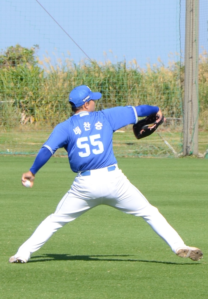 삼성 라이온즈 투수 배찬승이 지난 19일 일본 오키나와 아카마 구장 보조경기장에서 송구 훈련을 하고 있다.<임훈기자 hoony@yeongnam.com>