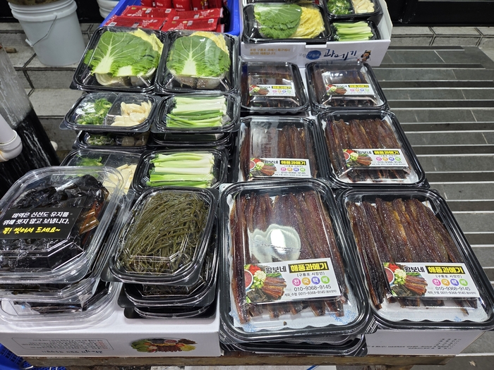 구룡포 시장에서 과메기를 매대에 진열해놓고 있다. 전준혁기자