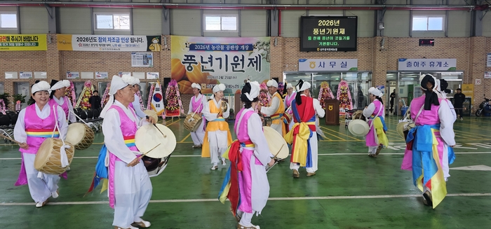 25일 성주참외원예농협 풍년기원제에서 참외농가의 풍년을 기원하는 풍물놀이가 열리고 있다. 석현철 기자