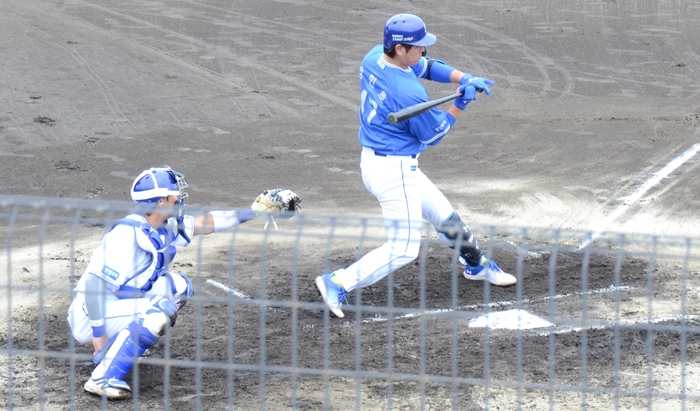 지난 17일 오키나와 아카마 구장에서 열린 자체 청백전에서 삼성 라이온즈 강민호가 타격하고 있다. <임훈기자 hoony@yeongnam.com>