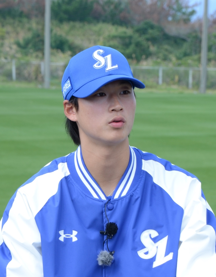 삼성 라이온즈 이호성 선수가 지난 19일 일본 오키나와 아카마 구장 입구 잔디밭에서 영남일보와 인터뷰 하고 있다.<hoony@yeongnam.com>