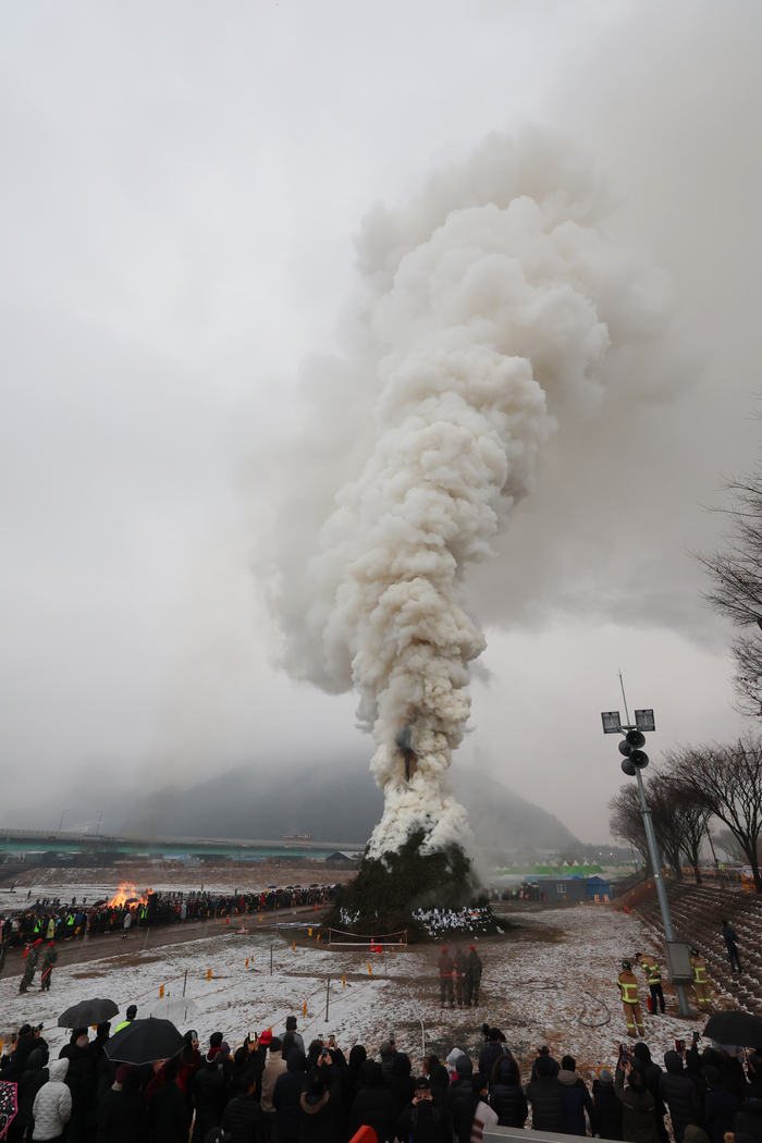 지난해 청도천에서 열린 청도달집태우기 장면 <청도군 제공>