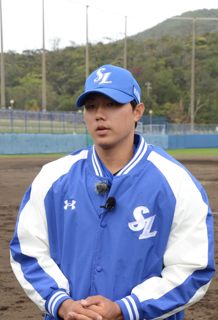 지난 17일 삼성 라이온즈 배찬승이 이날 열린 자체 청백전 이후 일본 오키나와 아카마 구장 1루 불펜 앞에서 취재진과 인터뷰 하고 있다.<임훈기자 hoony@yeongnam.com>