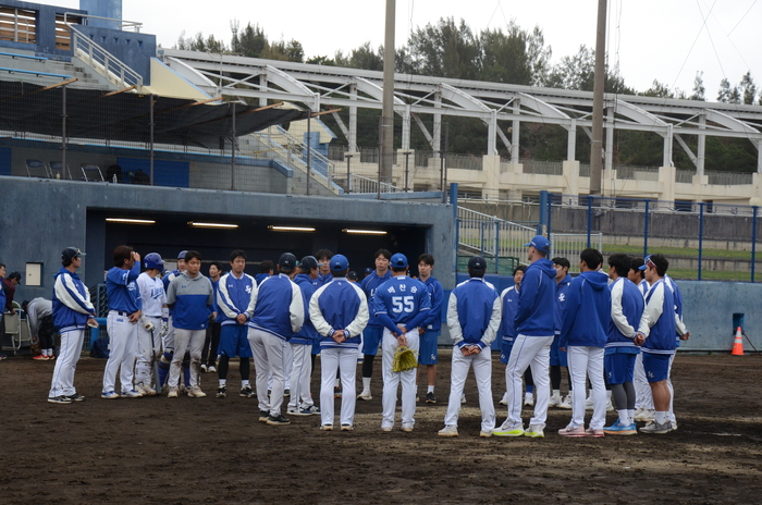 지난 17일 일본 오키나와 아카마 구장에서 열린 삼성 라이온즈 자체 청백전 이후 선수들과 코치진이 모여 이날의 경기를 평가하고 있다.<임훈기자 hoony@yeongnam.com>