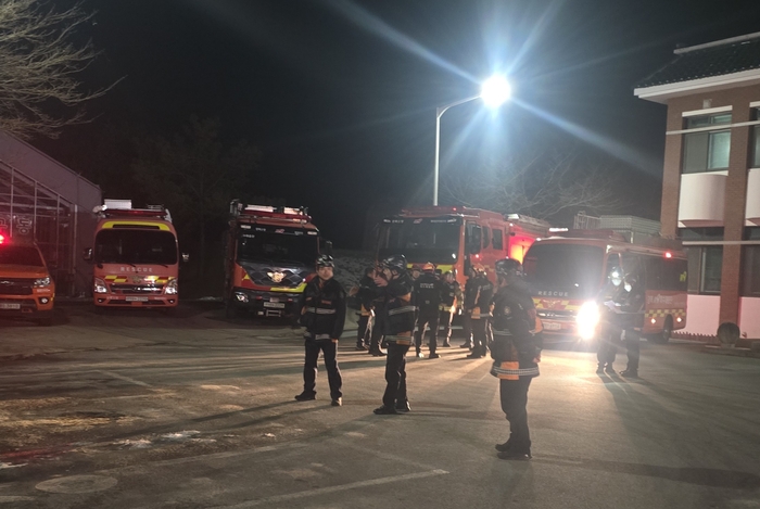 전투기 추락으로 조종사 구조와 산불을 진화하기 위해 소방대원이 풍기인삼연구소 앞마당에 대기 중이다. 권기웅 기자