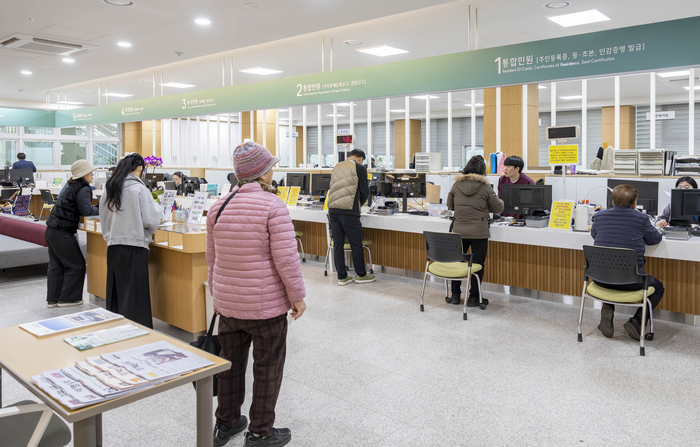 25일 오전 왜관읍행정문화복합플랫폼을 찾은 주민들이 민원 업무를 보고 있다. 마준영기자