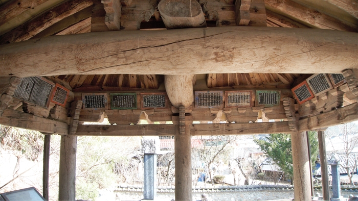 오우정 누마루에 이조영이 쓴 기문과 윤철수, 이현구, 임필희, 신종호 등이 쓴 시판이 빽빽하게 걸려 있다.