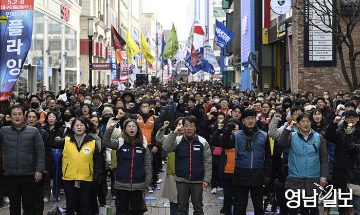 지난해 민주노총 대구본부와 경북대 학생단체 등이 영세업체 노동자의 근로기준법 위반 실태를 규탄하는 집회를 열었다. 영남일보DB