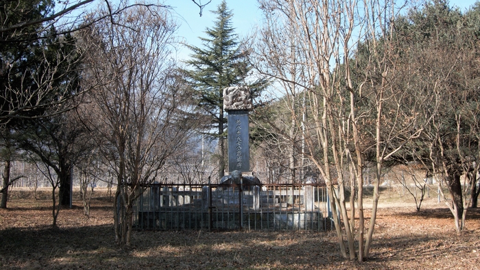 완수대마을 숲 가운데에 덕수이씨칠공유적비가 자리한다. 거북이 모양의 받침돌 위에 비몸을 세우고 용 문양이 정교하게 조각된 머릿돌을 얹은 위엄 있는 모습이다.