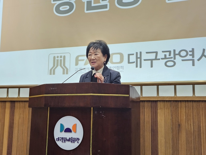 26일 제 13대 한국예총 대구시연합회장으로 선출된 강정선 신임 회장이 당선소감을 말하고 있다. 권혁준기자 hyeokjun@yeongnam.com