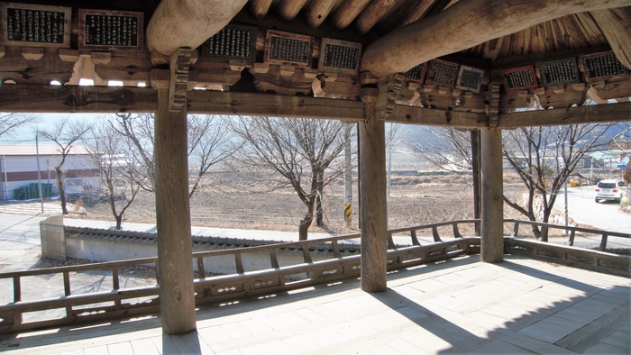 오우정 누마루에 이조영이 쓴 기문과 윤철수, 이현구, 임필희, 신종호 등이 쓴 시판이 빽빽하게 걸려 있다.