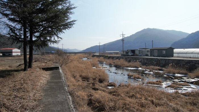 완수대마을 앞으로 삼봉산에서 발원한 황강이 흐른다. 옛날 물을 구경하는 놀이터가 있어 완수대라 했는데 지금은 마을 숲이 물 보기 좋은 곳이다.