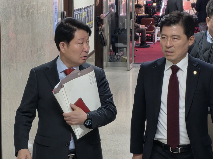 구자근· 권영진 의원이 26일 오전 찬반 투표를 위해 이동하고 있다. 서정혁기자