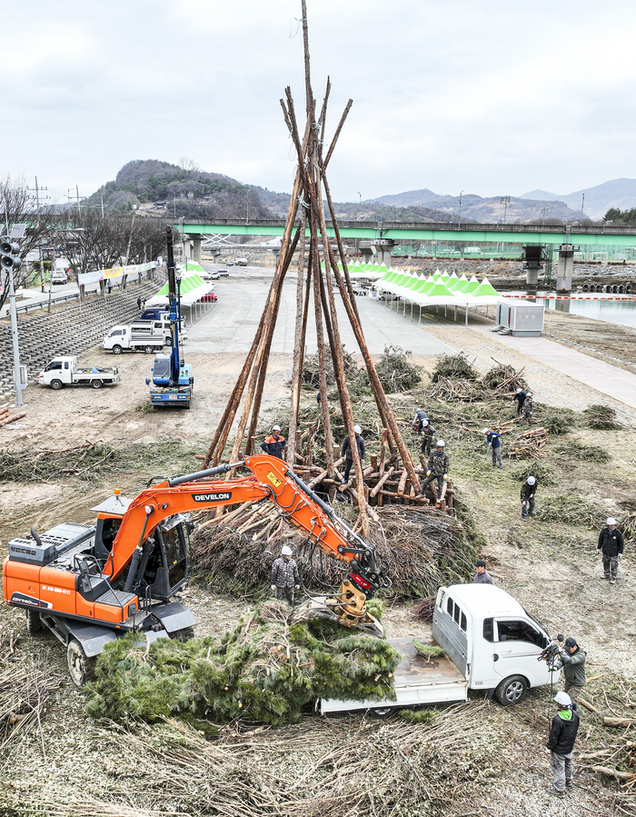 정월대보름을 닷새 앞둔 26일 경북 청도군 청도천 둔치에서 달집전승보존회원들이 정월대보름 민속한마당을 앞두고 소나무 가지를 엮어 달집을 세우고 있다. 태근수 달집전승보존회장은 달집을 예년과 같이 전국 최대급인 높이 20미터 규모로 제작해 내달 2일 완성할 예정이라고 밝히고, 대보름 밤 보름달이 떠오르는 시각에 맞춰 달집을 점화해 액운을 태우며 마을의 안녕과 풍년을 기원할 계획이라고 밝혔다.
이현덕기자 lhd@yeongnam.com