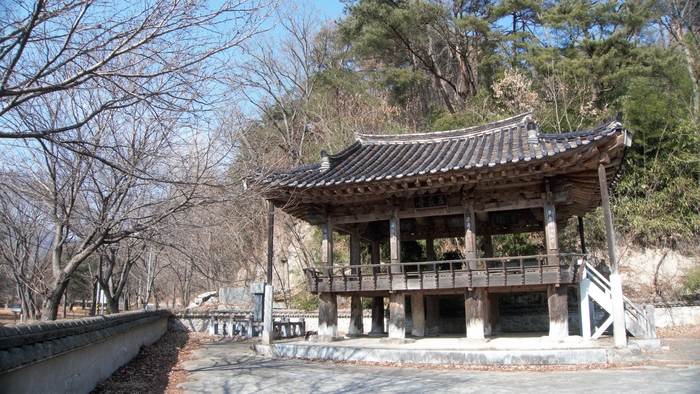 오우정은 김해김씨 다섯 형제의 우애를 기려 후손들이 지은 정자로 일제강점기인 1938년에 완공됐다.