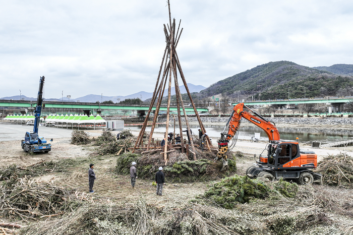 정월대보름을 닷새 앞둔 26일 경북 청도군 청도천 둔치에서 달집전승보존회원들이 정월대보름 민속한마당을 앞두고 소나무 가지를 엮어 달집을 세우고 있다. 태근수 달집전승보존회장은 달집을 예년과 같이 전국 최대급인 높이 20미터 규모로 제작해 내달 2일 완성할 예정이라고 밝히고, 대보름 밤 보름달이 떠오르는 시각에 맞춰 달집을 점화해 액운을 태우며 마을의 안녕과 풍년을 기원할 계획이라고 밝혔다.
이현덕기자 lhd@yeongnam.com