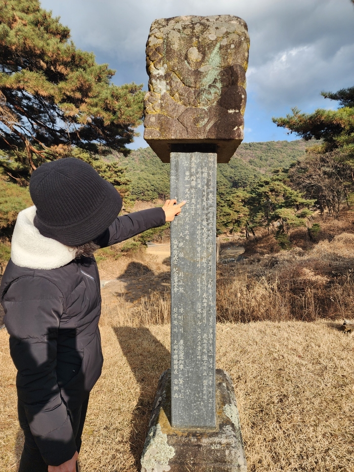예천군 보문면 수계리에 있는 의병장 장윤덕 선생 묘소에 관람객이 비석 옆면에는 비문을 살펴보고 있다. <장석원 기자>