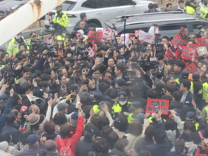 27일 한동훈 국민의힘 전 대표가 서문시장에 도착하자 몰려든 인파들이 반기고 있다. 서민지기자