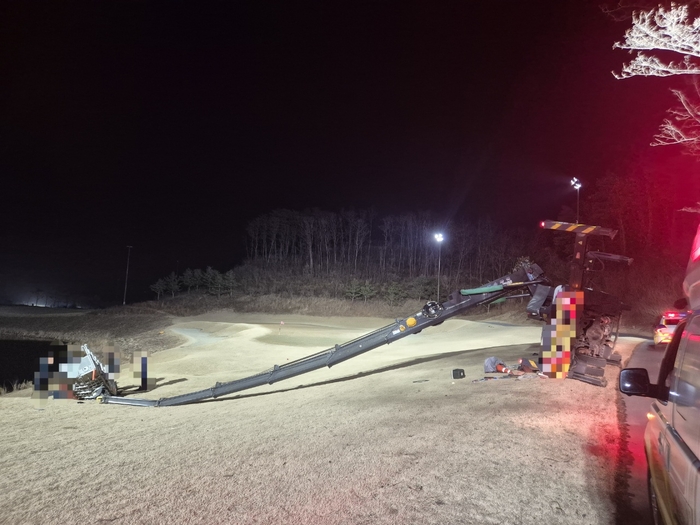 27일 오후 8시 58분쯤 경북 울진군 매화면 오산리에 위치한 M골프장에서 고소작업차가 넘어진 사고현장.<경북소방본부 제공>