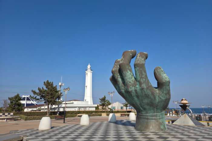 상생의 손이 위치한 새천년광장에서 바라 본 호미곶등대. 전준혁기자
