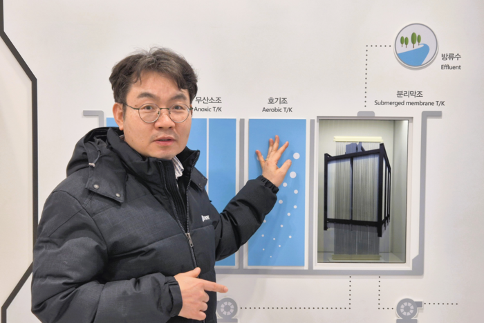 이권기 <주>시노펙스멤브레인 대표가 자사의 분리막에 대해 설명하고 있다. <이승엽기자>