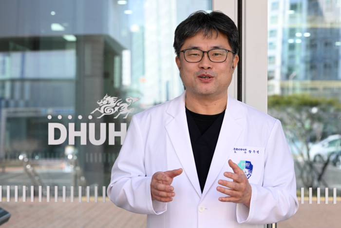 대구한의대한방병원 입구에서 장우석 병원장이 협진 진료와 병원 운영 구상을 설명하고 있다.이윤호기자 yoonhohi@yeongnam.com